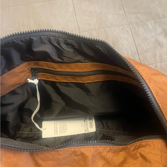 BAGGU Large Nylon Crossbody Bag - Picture 2 of 4